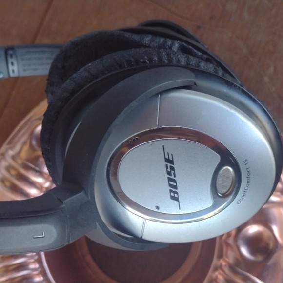 Bose QuietComfort15 Headphones - Black and Silver - Picture 2 of 3